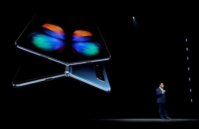Ancak Samsung'un tantt dnyann ilk katlanabilir telefonu Galaxy Fold'un ekrannn krld iddialar, piyasaya k tarihinin ertelenmesine neden oldu.