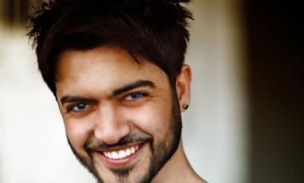 "Kimse kusura bakmasn. Gidecein yere dikkat edeceksin, hak edeceksin nce. Terr ve tm yardm yataklarn iddetle knyor ve lanet okuyoruz" diyen arkc szlerine yle devam etti: