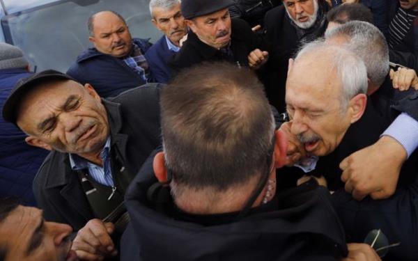 Cumhuriyet Halk Partisi (CHP) Genel Bakan Kemal Kldarolu, Ankara ubuk'un Akkuzulu Mahallesi'nde katld ehit Piyade Szlemeli Er Yener Krkc'nn cenaze treninde saldrya uramt.