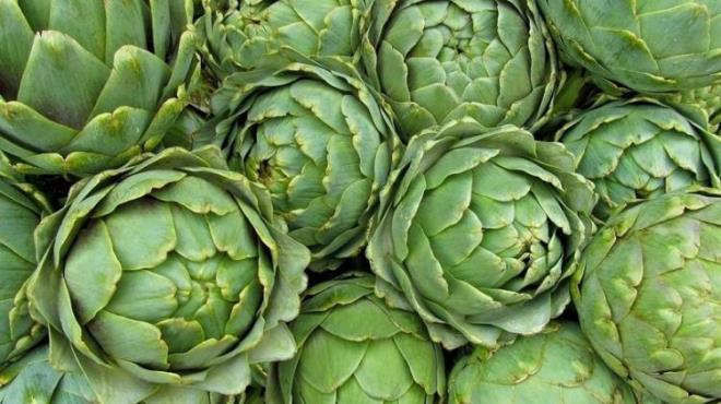 ENGNAR / KARACER  <br>  Baz besinler karacierde iltihaplanmaya neden olur. Bu iltihaplanma ilerleyen zamanlarda ciddi salk sorunlarna sebebiyet verir. Uzmanlar bu durumu nlemek iin haftada bir de olsa enginar yemei nerir. Nedeni ise; enginar ierdii vitamin ve mineraller sayesinde karacierdeki toksinleri temizlemede en etkili doal besindir.