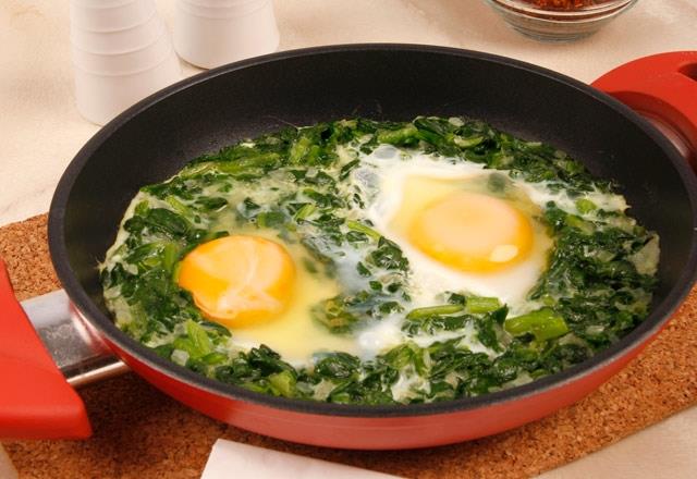 ISPANAK / D RMES    <br>Magnezyum, fosfor ve iyot mineraller bakmndan zengin olan spanak kemik ve kas geliimine katk salar. Bu bakmdan spanak di rmesini de engeller. Di kklerinde oluma ihtimali olan iltihaplanmay nler ve di kaybn engeller. Ayrca yumurta ile beraber tketildiinde vcudun ihtiyac olan demiri fazlas ile karlar.