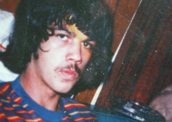 19 yl komada kalmt  <br>rnein 19 yanda kaza geiren Terry Wallis isminde bir adam, 19 yl bitkisel hayata yakn bir durumda kaldktan sonra iyilemiti. Eski Formula 1 ampiyonu Michael Schumacher ise 2013'te Fransa'da kayak yaparken geirdii kazada kafasndan yaralanmt. Schumacher alt ay yapay komada tutulduktan sonra svire'deki evine sevk edilmiti.