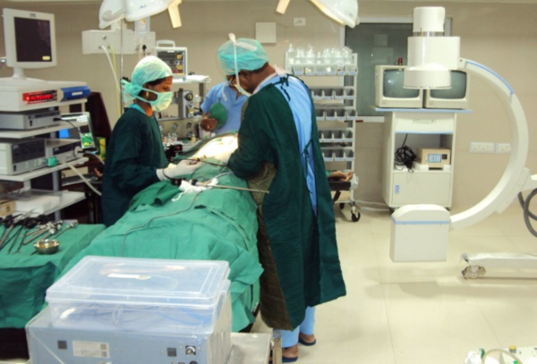 Doktorlar ihtimal vermiyordu<br>  2012 ylnda Birleik Arap Emirlikleri'nden Almanya'ya giden Munira'nn uyanacana doktorlar ihtimal vermiyordu. Ancak yine de bir dizi ameliyat geirdi. Hareketsizlikten ksalan kol ve bacak kaslar onarld, beyinsel durumunu iyiletirmek iin ila tedavisi uyguland.