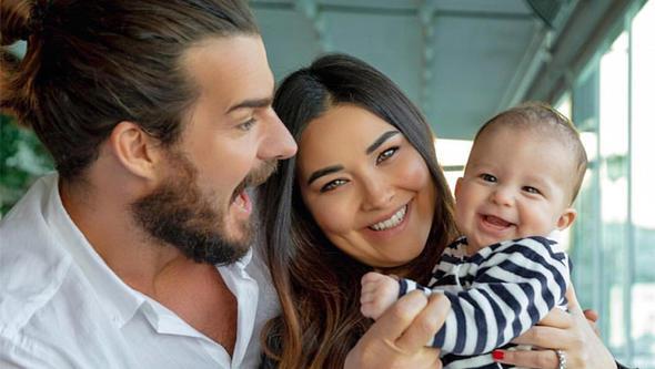 Hakan Hatipolu ve Gizem Hatipolu alt ay nce bebekleri Lila&#8217;y kucana almt. lk kez anne-baba olma heyecan yaan ift getiimiz gnlerde kzlarnn fotorafn sosyal medya hesaplarndan paylamt.