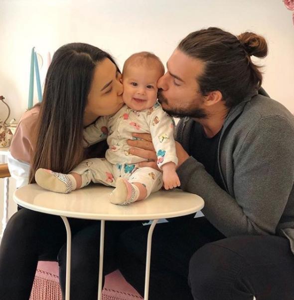 Evlendik, &#8216;ne zaman ayrlacaklar&#8217; dediler&#8230; Yllar geti &#8216;ocuklar olmuyor&#8217; dediler. Dediler de dediler&#8230; imdi ocuumuz oldu buna bile laf edenler oluyor.