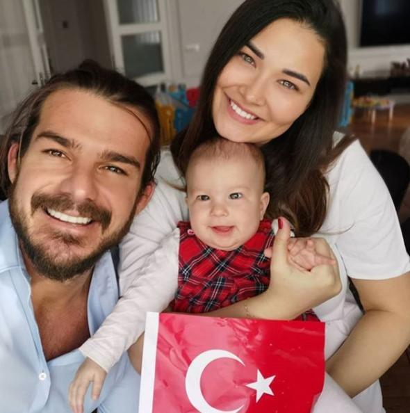 Bir kere ok zlyoruz. Biz kzmza her anne-baba gibi gzmz gibi bakyoruz. lk 6 ay boyunca fotorafn paylamaya kyamadk. 6 ay geti &#8216;artk yava yava paylaalm&#8217; dedik. Sonuta kzmz bizim en byk gzelliimiz bunu insanlar da grsn belki gzel taraflarn rnek alrlar, gzel eyler dnrler.