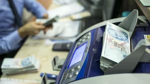 Memur sendikalarnca, 3600 ek gsterge dzenlemesinin tm kamu personelini kapsayacak ekilde geniletilmesi istenirken, dzenlemeyle retmen, polis, hemire ve din grevlilerinin ek gstergelerinin ykseltilmesi bekleniyor.    Dzenlemeden halihazrda bu grevlerden emekli olan vatandalarn da yararlandrlmas ngrlyor.