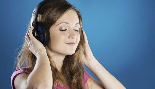 Mzik dinleyin<br>    Uzmanlar tarafndan yaplan aratrmalara gre; mzik dinlemek, stresi byk lde azaltyor. ok bunaldnz bir anda, her eyi bir kenara brakn ve sadece 5-10 dakikanz ayrarak sevdiiniz bir arkya odaklann. ark bittiinde stresiniz de byk oranda azalacandan ok daha verimli almaya devam edebilirsiniz.