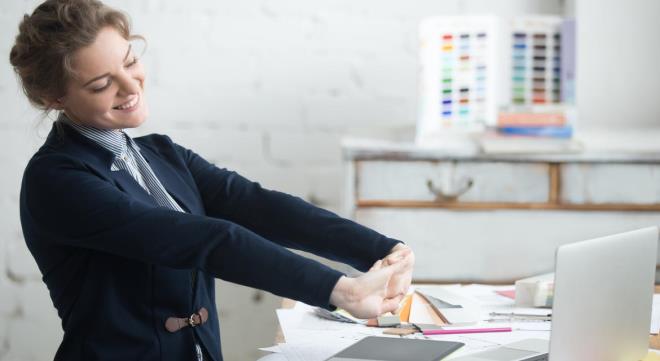 Ufak egzersizlerle kendinizi rahatlatn<br>    Gn boyu bilgisayar banda alan kiilerin uzun sre hareketsiz kalmalar, pek ok hastalklara davetiye karabiliyor. zellikle boyun ve srt arlarn nlemek iin gn iinde sadece 10 dakikanz ayrarak masa banda yapacanz hareketlerle vcudunuzu esnetebilir ve bylelikle stresinizi de azaltabilirsiniz.