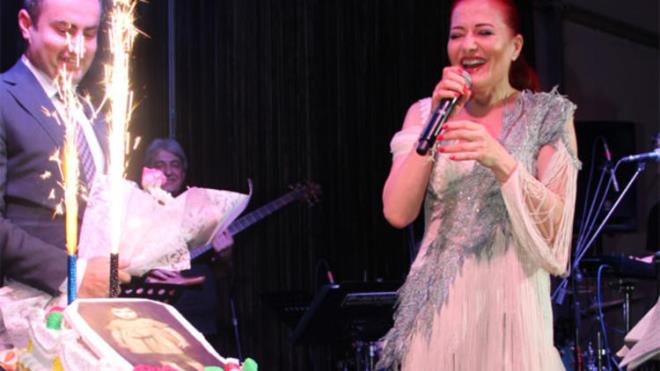 Candan Eretin, Girne Rocks Hotel&#8217;de 23 Nisan Ulusal Egemenlik ve ocuk Bayram nedeniyle iki konser verdi. Hayranlarn arklaryla coturan sanatya, 23 Nisan Ulusal Egemenlik ve ocuk Bayram nedeniyle unutamayaca bir srpriz hazrland. zerinde  yandaki siyah beyaz ocukluk fotorafnn olduu bir 23 Nisan kutlama pastas sahneye gelen sanat byk bir aknlk yaad.