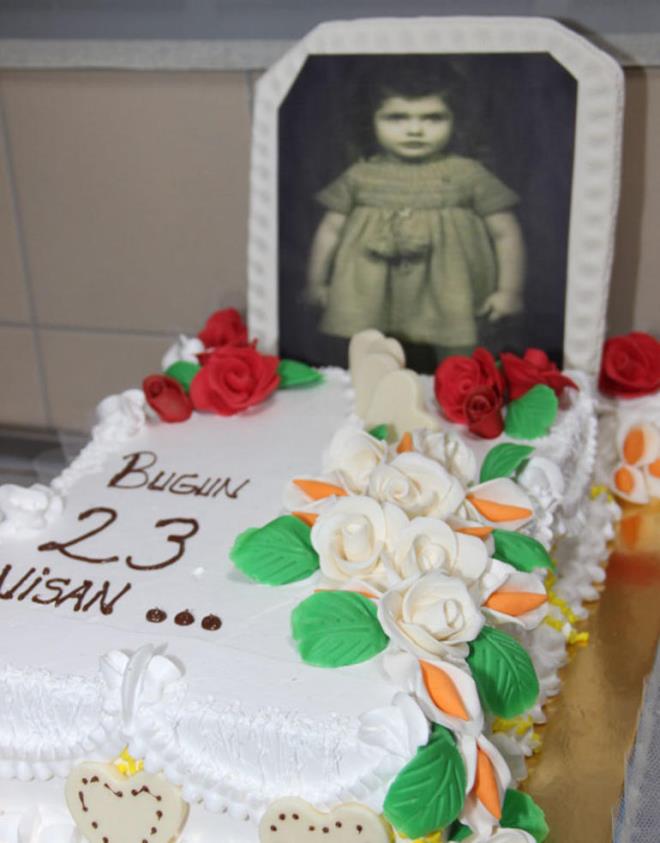 Hem pastaya hem de zerindeki fotorafa ok aran Candan Eretin &#8220;Bu benim iin byk bir srpriz. Hayatmda ilk kez bir 23 Nisan srprizi yayorum u anda. Bu fotoraf nereden buldunuz? Bu benim  ya doum gnmde Krklareli&#8217;nde ekilmi fotorafm. Beni ocukluk yllarma gtrdnz. Benim iin ok anlaml bir 23 Nisan oldu&#8221; dedi.