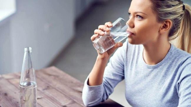 2. DAHA FAZLA SU TKETN<br>  Gnde en az 8-10 bardak su imeniz zellikle yaz aylarna denk gelen Ramazan'n vcuda etkilerini azaltmak iin ideal bir yntemdir. Gnlk su tketimine sadece Ramazan iin deil her zaman dikkat etmelisiniz.