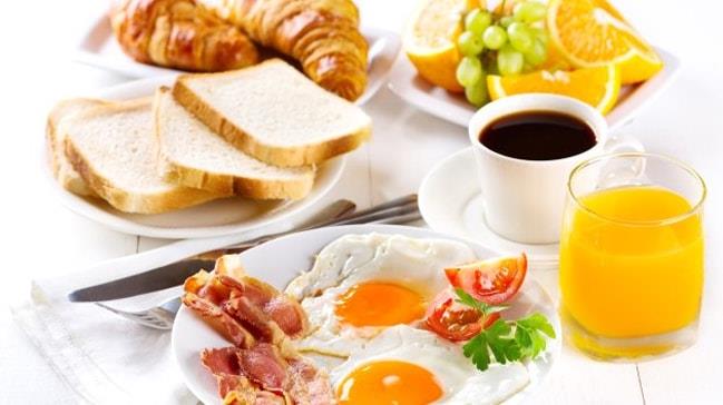 6. BESN TERCHLERNZ DETRN<br>  Ramazan ncesinde beslenme dzeninize dikkat etmelisiniz. nlerinizden karmanz gereken besinler olduu gibi eklemeniz gereken besinler de var. Salatalk, domates gibi sindirimi kolay besinleri menlerinize ekleyebilirsiniz. Az yal peynir ve yumurta da menlerinize eklenecek besinlerdendir. Meyve sebzeleri daha sk tketmek de Ramazan ncesinde sindirim sisteminizin hazrlanmasna yardm edecektir.