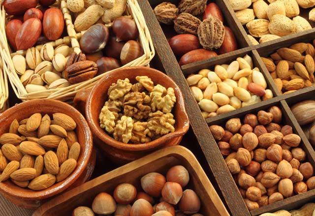 zellikle yaz aylarnn yaklamasyla akta satlan rnler iinde en fazla risk barndran gda gruplarnn banda kuruyemi, kuru meyve, baharatlar ve bakliyatlar geliyor. zellikle kuruyemi ve kuru meyvelerden kays, gn kurusu, fndk, yerfst, Antepfst alrken tketicilerin kesinlikle ambalajl rnlere ynelmeleri gerektiini syleyen Saner, aflatoksin riskine de iaret etti:    &#8220;Akta satlan kuru meyveler ve kuruyemiler karacier kanseri riski barndryor nk rn tarladan sofraya gelene kadar hijyen teknolojilerinin nemi ok byk. Bu, direkt karacier salmz etkileyen bir faktr!&#8221;