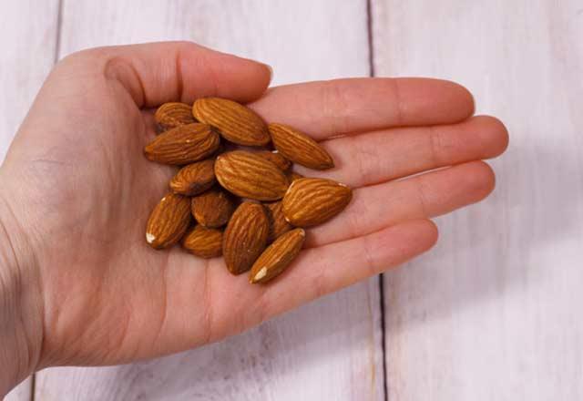 Tketicilerin akta satlan kuruyemiler scak servis edildiinde o rnn &#8216;taze&#8217; olarak benimsediini vurgulayan Samim Saner, gerek anlamda tazelik ve hijyen iin en gvenli yolun ambalajl ve son kullanma tarihi belli rnleri tercih etmek olacan vurgulad.