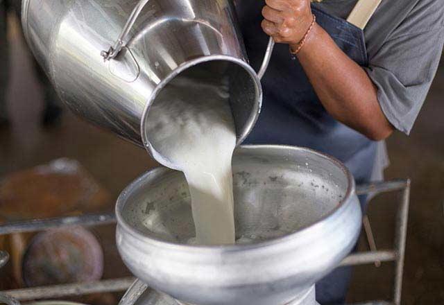 Son zamanlarda halk arasnda pastrize ve UHT stlere kar son derece yanl ve bilimsel gereklere dayanmayan bir alg yerlemeye baladn ve akta satlan stn &#8216;organik&#8217; algsyla tketiciyi yanlttn belirten Saner, Organik st almak isteyenlerin ancak zerinde Trkiye harital Organik logosu olan stlere gvenebileceklerinin altn izdi.    Ak st almak isteyen tketicilerin ise stlerini Tarm ve Hayvanclk Bakanl tarafndan denetlenen i st sat noktalarndan almalar gerektiini belirtti. Saner, tketicilerin sadece tad houna gidiyor diye kendilerinin ve ailelerinin salklarndan olmamalar iin akta satlan stlere itibar etmemeleri gerektiini vurgulad.