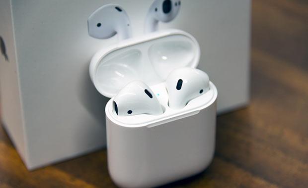 Teknolojinin nc devlerinden Apple, getiimiz haftalarda Airpods 2'yi sata karmt.Airpods 2'de pek ok yeniliin yannda arj kasasnn kablosuz arj olma zelliiyle dikkatleri zerine ekmiti.
