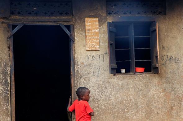 Tm hayatn ocuk bakarak ve alarak geiren Mariam Nabatanzi kuafr, etkinlik grevlisi, alternatif tp rnleri satcl, kat toplaycl gibi iler yapyor.