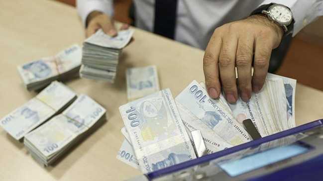 Emeklilerin hesabna 1000 lira tutarndaki demeler byk ihtimalle 27-31 Mays arasnda yatrlacak. Bylece emekliler bu yln ilk bayram ikramiyesini alm olacak. demelerin yatrld tarihe kadar emekli ayl balananlar da bu yln ilk ikramiyesinden yararlanacak.
