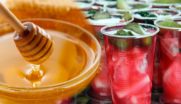 TE TURU SUYUNA BAL EKLEYP TKETRSENZ...<br>    - leri yalarda daha sk rastlanan kas ve kemik tutulmalarn engellemek iin kan seviyesinin ve kalsiyum orannn dengede olmas gerekir. Turu suyunda bol miktarda bulunan kalsiyum bunun durumu engelleyen en doal besindir. erisine bal eklenip tketildiinde bu faydasn ikiye katlar.  <br>  - Yal yemeklerden sonra zellikle yaanan mide ekimesi gibi rahatszlklar nlemek iin de bu karm tketebilirsiniz.  <br>  - Souk havalarla beraber artan faranjite de antibiyotik etkisi yapan bu karm dzenli tketildiinde kuru ve srekli ksr nler.  <br>  - erdii yksek miktarda antibakteriyel sayesinde de barsak ve midede fazla bulunan toksinleri idrar yolu ile atar.  <br>  - Yemek borusunda oluma ihtimali olan kanserli hcrelerin azalmasna yardmc olur. Ayn zamanda bakl glendirerek k hastalklarn nler.