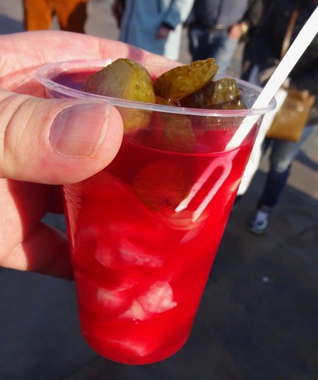 TURU SUYUNUN FAYDALARI NELERDR?    <br>- Gn ierindeki hareketsizlikten kaynaklanan kaslmalara iyi gelir. Kas arasnda biriken toksinleri vcuttan atar.     <br>- Hava deiimleri vcut ssn olduka deitirir bu da sv kaybna neden olur. Turu suyu bbrek st bezlerini altrarak vcuttaki sv orann dengeler.  <br>  - Gl bir antioksidan olduundan baklk sistemini hastalklara kar glendirir.     <br>- Metabolizmay altrarak kilo vermek isteyenlere yardmc olur. Vcutta ya birikimine izin vermez. zellikle blgesel zayflamalar da etkilidir.    <br>- Yemeklerden sonra yaanan mide rahatszlklarn riskini azaltr.    <br>- Kanda bulunan eker orann dengeler.    <br>- Sinir sistemini glendirerek unutkanlk ve alzheimer gibi hastalklarn yaanma ihtimalini sfrlar.