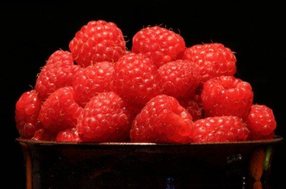 Ahududu/ Yar�m kase = 32 kalori     Elajik asit ve antioksidan bak�m�ndan zengindir. Rahim a�z� ve kolon kanserini yenmede yard�mc� olabilir.      Ahududu �z� metabolizmay� h�zland�rarak ya�lar�n yak�lmas�nda yard�mc� olur.