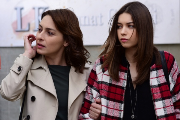 Dizinin usta ynetmeni Faruk Teber setten apar topar ayrlma karar ald. Teber'in yerine ise daha nce Poyraz Karayel ve 8. Gn adl dizilerle TV'de grlen ar Lostuval geldi. Baarl ynetmen Lostuval, 26 Mays'ta sezon finali yapacak olan 'Karde ocuklar'nn 16. ve 17. blmn ektikten sonra yeni sezonda da projeye devam edecek.