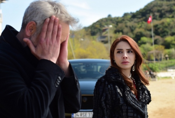 Barollerinde Mehmet Aslantu, Aya Bingl, Nur Fettaholu ve Afra Saraolu'nun bulunduu Karde ocuklar dizisinde eine az rastlanr bir olay gerekleti. Yaynland Pazar gn Survivor ve Sava gibi iddial yapmlara kafa tutan dizideki yaanan deiiklik, izleyiciyi endielendirdi.