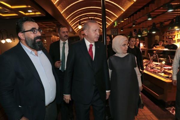 Cumhurbakan Recep Tayyip Erdoan, ei Emine Erdoan ile birlikte stanbul Florya'daki Sazeli kafeyi ziyaret ederek vatandalarla sohbet etti.