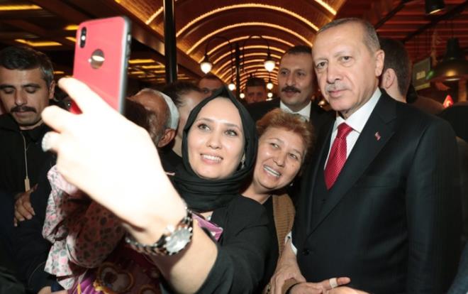 Cumhurbakan Recep Tayyip Erdoan ile ei Emine Erdoan, stanbul Florya'da bir kafeyi ziyaret etti ve vatandalarla sohbet etti.