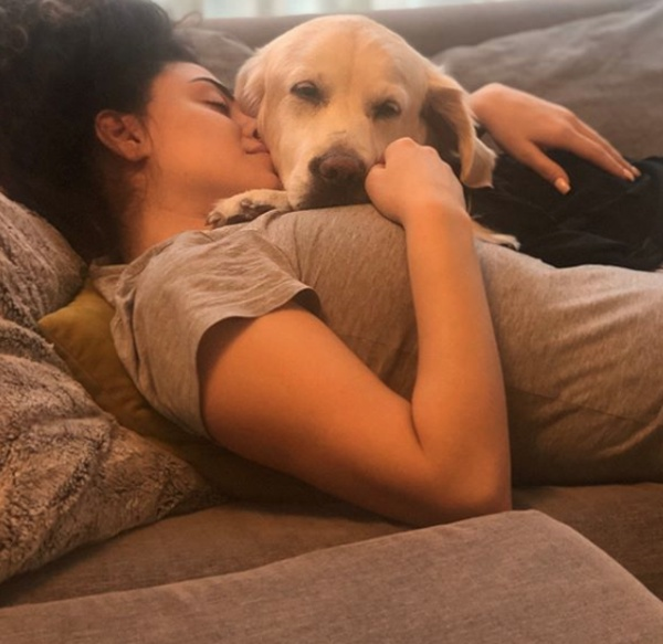 Oradan katm: Programdakiler babam renmi bir yerden, 'Syleyelim sana araba alrz, mehur olursun' dediler ama kabul etmedim. Yine de canl yaynda ifa ettiler, benim de alayp acndrmam beklediler ama yapmadm, olay aklannca oradan katm."