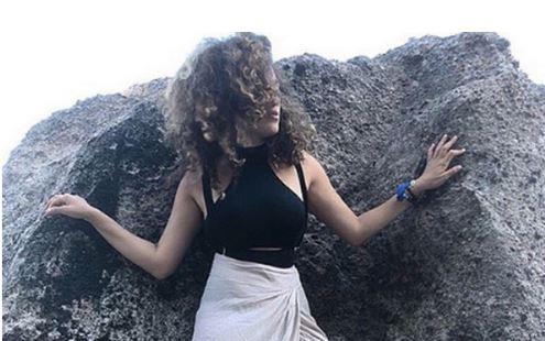 te yandan babas hakknda da konuan tak, "Ak szl olmann faydasn grmedim. Babamla biz bire bir ilikilerimizde dertleip, dedikodu falan yapabiliyoruz."