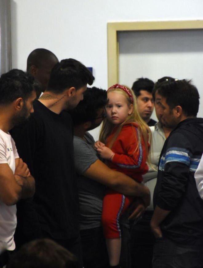 Josef Sural&#8217;n byk kz hastanede byle grntlendi. Fotorafta Ozan Tufan'la birlikte Alanyasporlu futbolcular da bulunuyor.