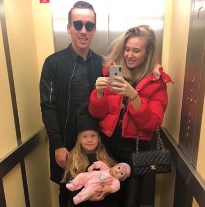 Josef Sural'n iki kz bulunurken, bunlardan k yaklak 2, 5 ay nce Prag'da dnyaya geldi.