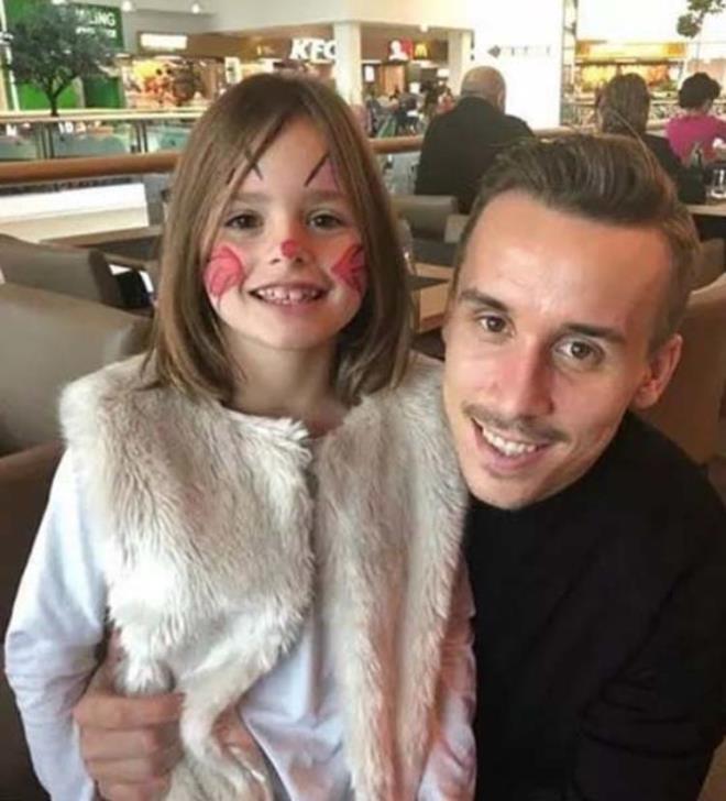 Instagram hesabnda kzyla olan fotoraflar ise hikayeyi ok daha zc hale getiriyor.