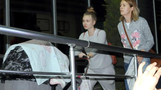 Kaza haberini alan Josef'in ei bebei ile birlikte hastaneye komutu.