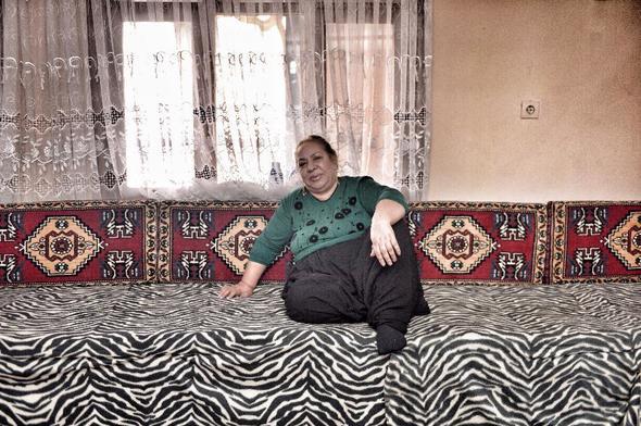 ABA GYMEDM M IPLAK HSSEDERM<br>  Siz hl ok gzel kadnsnz ama giyime kuama pek nem vermiyorsunuz...  <br>-Nasl rahatsam yle olur benim iim. Yapmacklk insan irkinletirir.  <br>  Eskiye oranla saldnz m biraz kendinizi?  -Salmak, brakmak diye bir ey yok. Ben evvelezel buyum. Biz babadan byle grdk. Kapal kadn daha gzel grnr. atafata gelince, ben ne kumalar giydim, hakiki Hint kuma. Ama ne giysem stne aba giyiyorum. Aba olmad m kendimi plak zannediyorum.