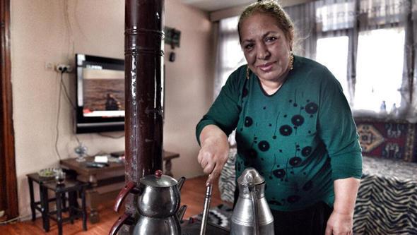 te Dilber Ay'n aclarla dolu hayat!  <br>Kahramanmara, Pazarck ilesinde yrk ve Krt bir ailenin ocuu olarak dnyaya geldi. Kkl Kureyan airetine mensup. lkokulu nc snfa kadar okudu. Ailesiyle Ankara&#8217;ya oradan da Dzce&#8217;ye yerleti. arkc olmak istedii iin az kalsn canndan oluyordu ama o pes etmedi.