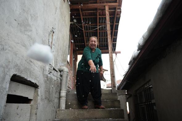 BZ BABADAN BYLE GRDK  <br>arkc olmanza ne zaman ve nasl ikna oldu?<br>    -Radyonun yarmasnda birinci olunca ok az yumuad. Bir gn birlikte televizyon izliyoruz. Osman Babu ilimizde bir program yapyordu. &#8216;Mara&#8217;tan Bir Haber Geldi&#8217; arksn televizyonlara ve radyolara okuyan ilk kadn benim. Ben ktm; zerimde siyah bir Arap kyafeti var. Babam Halep&#8217;ten getirtmiti. ark bitti, ben de kafam nde ieri odaya kayorum. &#8220;Gel kzm&#8221; diye yanna ard. &#8220;Ne gzel sylemisin yavrum, fistan da nice yaram&#8221; dedi. Anneme dnd; &#8220;Emine bunlar herkes kazanamaz, benim yavrum kazand, benim yavrumda pislik yok, el bizi knyor ama bizim bir gnahmz yok&#8221; dedi. O gn ilk defa benimle gurur duyduunu hissettim.