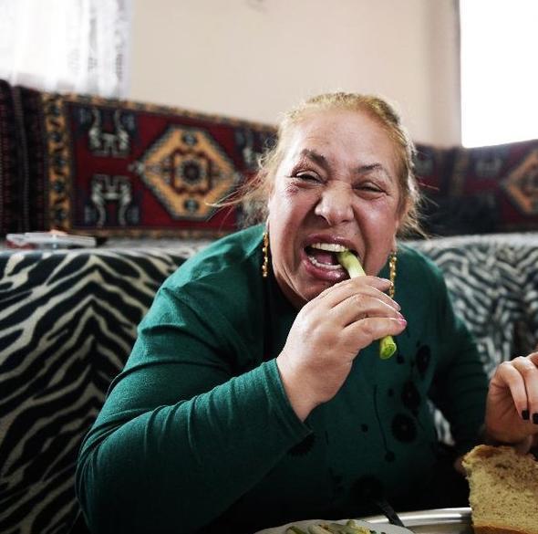 Babas parmaklarn krd, boynuna ip geirip ahrlarda yatrd, amcas daa karp kurunlanmasn istedi, 13&#8217;nde babas yanda bir adamla evlenip pei sra iki ocuk dourdu, Ankara&#8217;daki radyonun kapsndan dilenci zannedilip kovuldu ama o en sonunda Dilber Ay oldu.