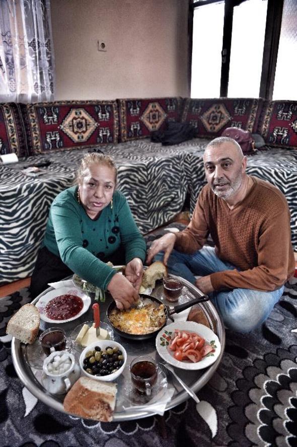 k m oldunuz o saatten sonra?  <br>-k olmadm ama &#8220;Bu doru adam&#8221; dedim. Allah&#8217;a kr yanlmadm da. u ana kadar birbirimize yanlmz da olmad.  <br>  Kskanmyor mu sizi?<br>  Kskanacak imkn vermem ki. yle bir ortam yaratmam. nce kendimi kendimden kskanrm, iimden &#8220;Bu adam yanl&#8221; derim hemen def ederim. Kadnn kendi uyanacak Sibel kzm. Uyanmayan kadn yamuk kadndr.