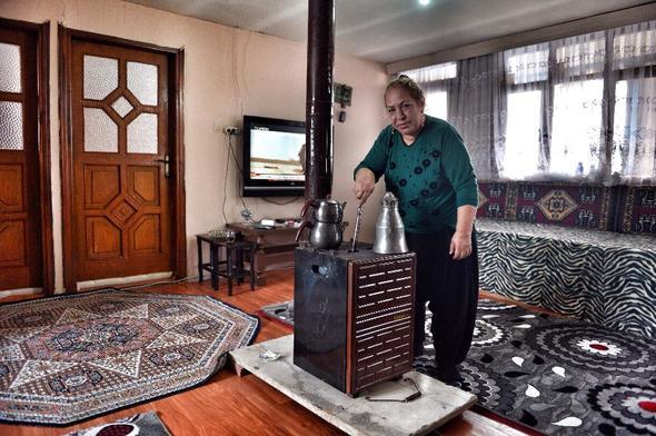 Genken, gazinoculardan &#8220;Daha ak giyin&#8221; diyen olmutur...  <br>-Oldu ama hepsi aznn payn ald. Biri, bacak bacak stne atmam istedi, &#8220;Sen arkc m aryorsun manken mi&#8221; diye kzdm. Menajeri de &#8220;Beni satmaya m getirdin ulan&#8221; diye dvdm bir gzel.  <br>  Ama aslnda sizin iinizde ok dii bir kadn var. Ben gryorum.  <br>-Olmaz olur mu canm illaki vardr ama pek ortaya kmyor. brahim evlendikten bir sre sonra &#8220;Vallahi billahi Dilber Ay&#8217;la m evlendim, asker arkadamla m, gurbet yoldamla m bilmiyorum&#8221; dedi.