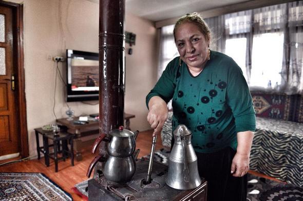 Siz barnca, brahim Bey ekip gidiyormu...  <br>-He ya; ben kt kzdm iin kalkar kahveye gider. Adam hakl. Azm hi durmaz. Durur durur atarm. Bir gn o kadar kzdrdm ki adam, Dzce&#8217;den eofmanla kt; soluu Ankara&#8217;da kardeinin evinde alm.