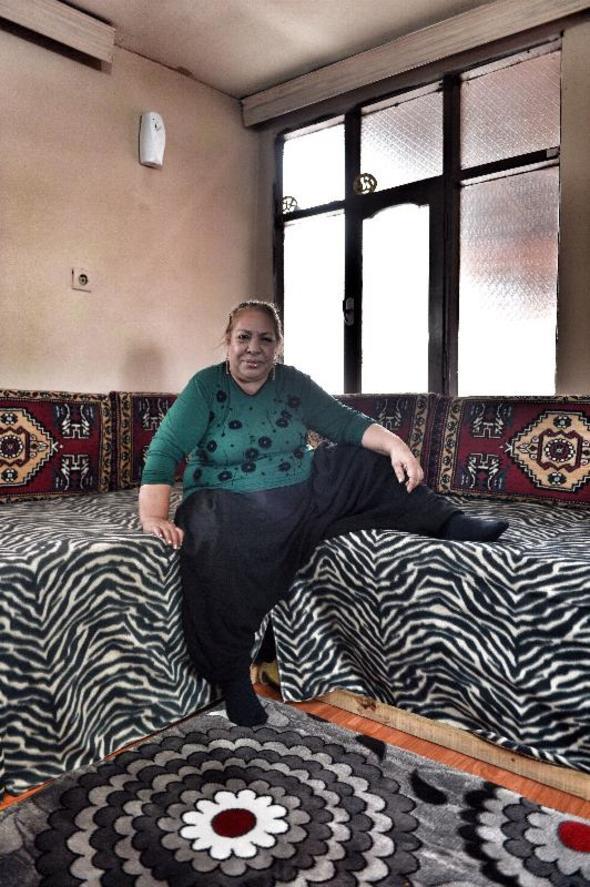 Kim kullanyordu o arabalar?  <br>-Ailem ok geni. kisini kaybettim ama be erkek kardeim var. Bir de evlere enlik babam tabii. Tuvalette fazla kalsam kapda nbete kalkard, &#8220;Dilber n&#8217;apyon kz&#8221; diye. Sinirlendii zaman atal bak frlatrd. Sapland da olmutur.    <br>ark sylememeniz iin de fazlasyla iddet uygulam size deil mi?  -Radyonun semelerinde ark syledim diye parmaklarmn arasna kak koyup hepsini krd. Yetmedi, boynuma ipi geirip ahrda hayvanlarn yanna balad. Krk parmaklarla sabaha kadar ahrda yattm.