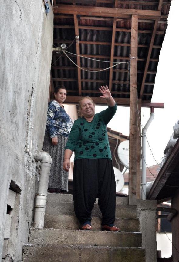 Neden Dzce&#8217;de gecekonduda yayorsunuz?  <br>-Sevmiyorum apartmanlar. Damm bir tek benim tepemde olsun. Depremde yklmt; aylarca adrlarda kaldk, bitlendik, yangn atlattk, sonra tekrar yaptk. Ama bu ev daha bitmedi. Dar bir ark kesi yapacam, ok gzel olacak. O zaman tekrar gelirsiniz.  <br>  Ka kiinin geimi sizden soruluyor?  <br>-50 kii varz. Biri simit satyor, dieri hurdaclk yapyor. Baka da alan yok. Kmr lazm, yiyecek lazm, elbise lazm. Allah&#8217;a kr para kazanyorum ama gelen de hemen gidiyor. Bazen i gelmiyor; Rabbimle konuuyorum &#8220;Unuttun beni&#8221; diye sitem ediyorum. Hemen telefonum alyor. Antep&#8217;se Antep, Adana&#8217;ysa Adana, herifle birlikte biniyoruz arabamza, basyoruz gaza. Drt senede 285 bin km yol yapmz; kafal kza benziyorsun, sen hesapla. Trkiye&#8217;yi ka tur dolatm, bir bilsen. Dalarndaki talarna kadar sylerim sorarsan.