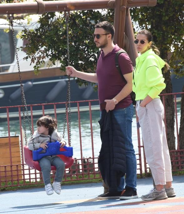 Hatice endil, istedii proje olursa ekranlara dnmeyi dndn sylerken Burak Sayaar, &#8220;Tekrar oyunculuk yapmay dnyor musunuz?&#8221; sorusuna &#8220;Benim iin oyunculuk artk geti. Kesin kararm&#8221; yantn verdi.