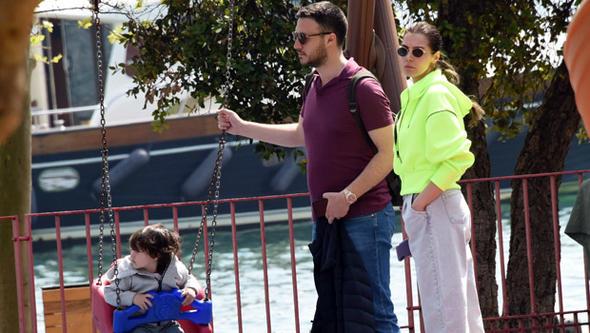 Oullar Can&#8217; parka gtren ift, muhabirlerle de ayakst sohbet etti.