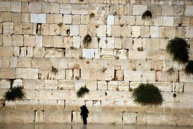 Yahudiler her yl Sleyman Mabedi&#8217;nin ykl yl dnmnde Alama Duvar&#8217;nda dua ederler.