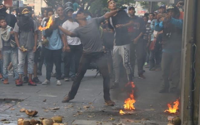 Venezuela h�k�meti, muhalefetle ba�lant�l� bir grup askerin darbe giri�imi ba�latt���n� ve giri�imin bast�r�lmaya �al���ld���n� a��klad�. Darbe giri�imine destek veren bir grup, ba�kent Caracas'taki Ula�t�rma Bakanl���'na molotof kokteyli att�.