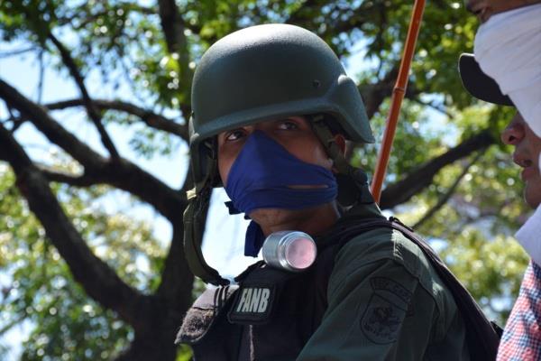 Padrino, sosyal medya hesab�ndan yapt��� a��klamada, Yerzon Jimenez Baez isimli albay�n muhaliflerin topland��� Francisco Fajardo otoyolunda boynundan vurularak, yaraland���n� belirtti.